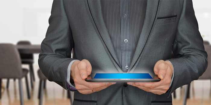 Consulente Seo con un tablet