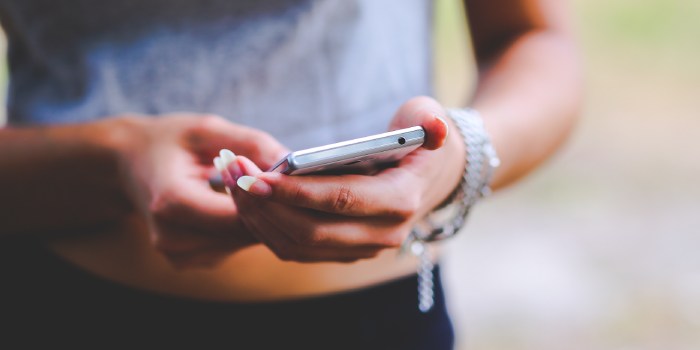 ragazza con telefono