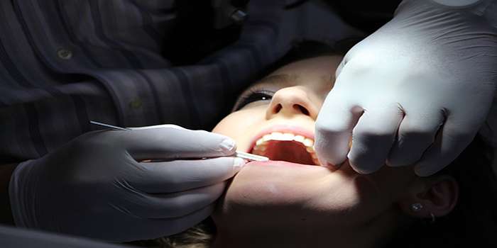 dentista che visita una persona