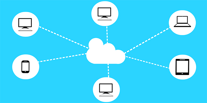 simbolo nuvola di cloud con altri simboli tecnologici intorno