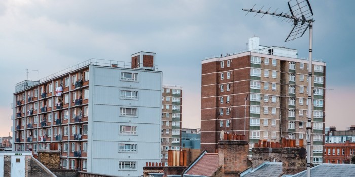 palazzi con antenne sul tetto