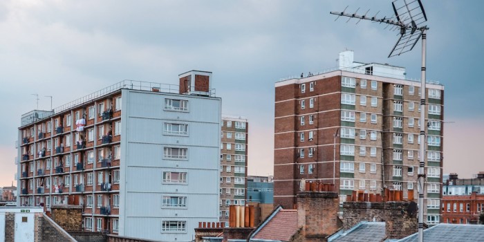 palazzi con antenne sul tetto