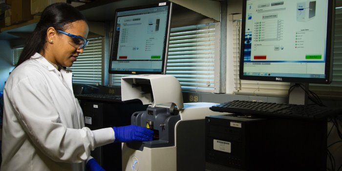 dottoressa in laboratorio