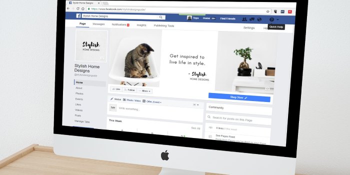 schermo computer con facebook aperto