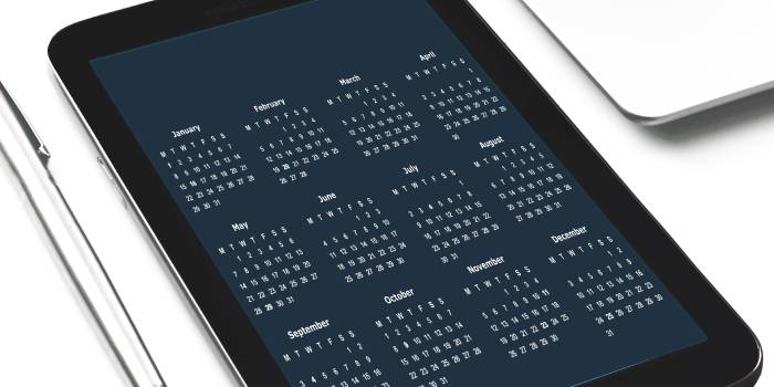 tablet con calendario sullo schermo