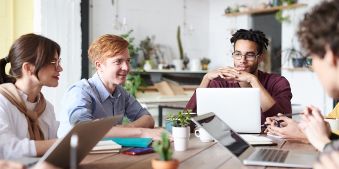 persone che lavorano a pc