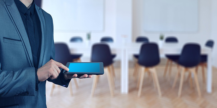 uomo con tablet in azienda