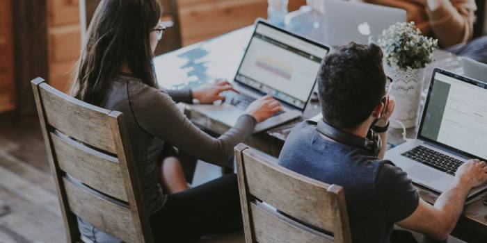 gruppo di lavoro al pc