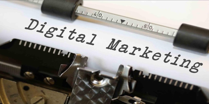 macchina da scrivere con scritta digital marketing