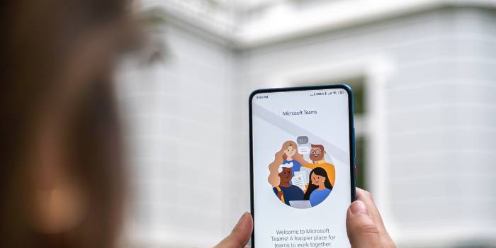 cellulare con schermata microsoft teams