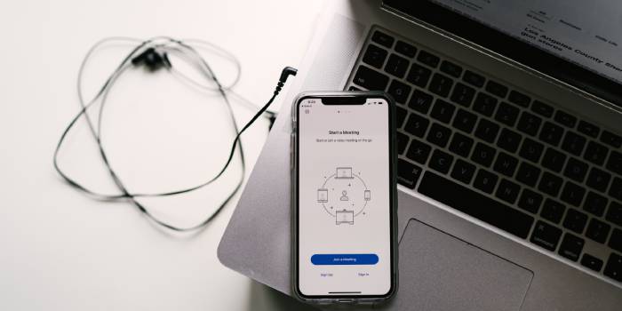 cellulare con schermo per accedere alla riunione