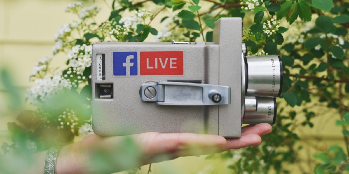 videocamera con logo facebook live