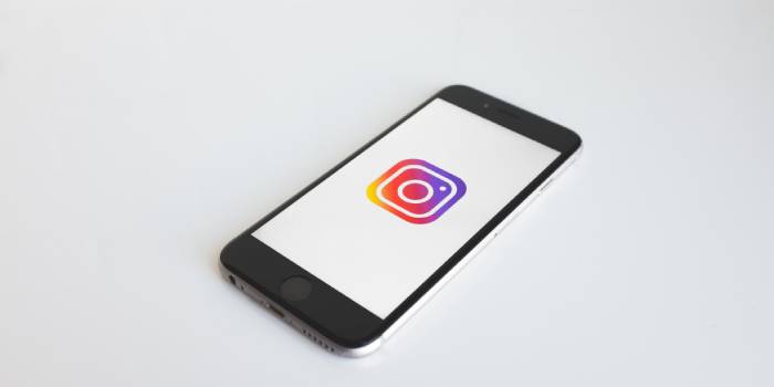 Cellulare con schermata logo Instagram