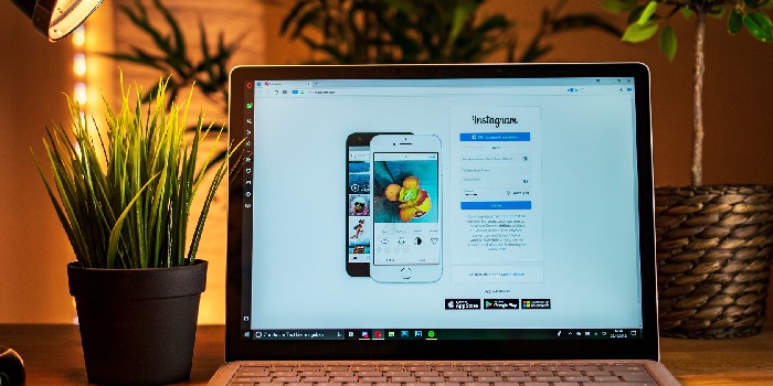 pc con pagina aperta su sito web instagram