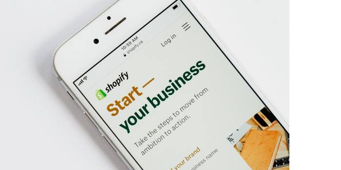 cellulare con app Shopify in primo piano