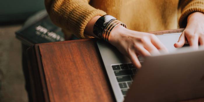 ragazza che scrive al computer